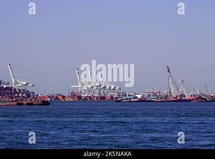 New York, Stati Uniti. 10/0702022 New York City, NY chiatte sul fiume Hudson a New York City, venerdì 7 ottobre 2022. Foto di Jennifer Graylock-Alamy News Foto Stock