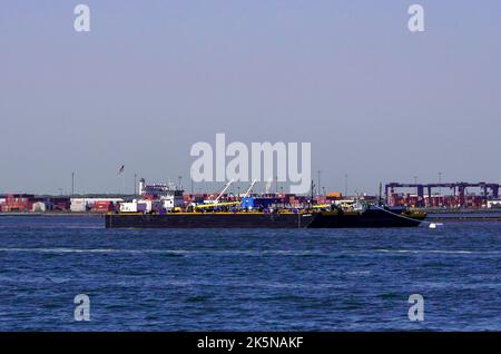 New York, Stati Uniti. 10/0702022 New York City, NY chiatte sul fiume Hudson a New York City, venerdì 7 ottobre 2022. Foto di Jennifer Graylock-Alamy News Foto Stock