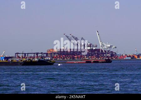 New York, Stati Uniti. 10/0702022 New York City, NY chiatte sul fiume Hudson a New York City, venerdì 7 ottobre 2022. Foto di Jennifer Graylock-Alamy News Foto Stock