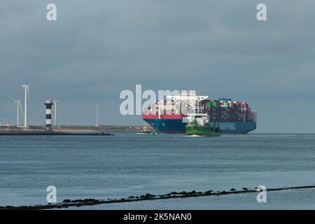 Cosco spedizione nave container che si sposta su via navigabile verso il porto. Vista dal gancio dell'Olanda. Paesi Bassi. 2022 Foto Stock