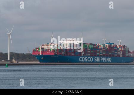 Cosco spedizione nave container che si sposta su via navigabile verso il porto. Vista dal gancio dell'Olanda. Paesi Bassi. 2022 Foto Stock