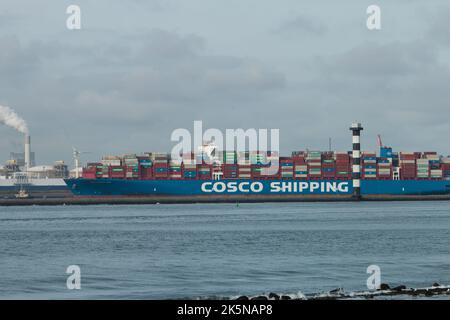 Cosco spedizione nave container che si sposta su via navigabile verso il porto. Vista dal gancio dell'Olanda. Paesi Bassi. 2022 Foto Stock