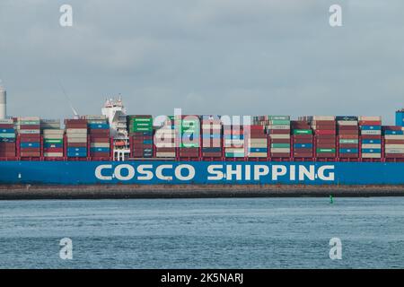 Cosco spedizione nave container che si sposta su via navigabile verso il porto. Vista dal gancio dell'Olanda. Paesi Bassi. 2022 Foto Stock