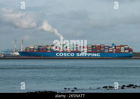 Cosco spedizione nave container che si sposta su via navigabile verso il porto. Vista dal gancio dell'Olanda. Paesi Bassi. 2022 Foto Stock