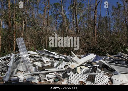 Detriti dalle case distrutte dall'uragano Ian giace lungo il lato della strada in attesa di pick up a North Fort Myers, Florida, 8 ottobre 2022, © Katharine Andriotis Foto Stock