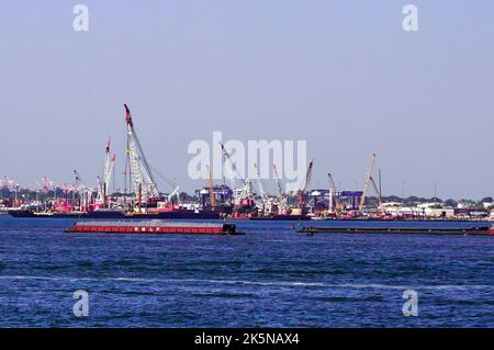 New York, Stati Uniti. 10/0702022 New York City, NY chiatte sul fiume Hudson a New York City, venerdì 7 ottobre 2022. Foto di Jennifer Graylock-Alamy News Foto Stock