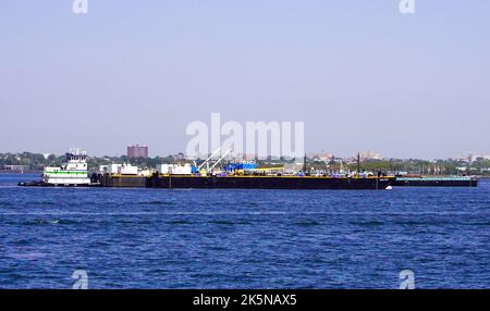 New York, Stati Uniti. 10/0702022 New York City, NY chiatte sul fiume Hudson a New York City, venerdì 7 ottobre 2022. Foto di Jennifer Graylock-Alamy News Foto Stock