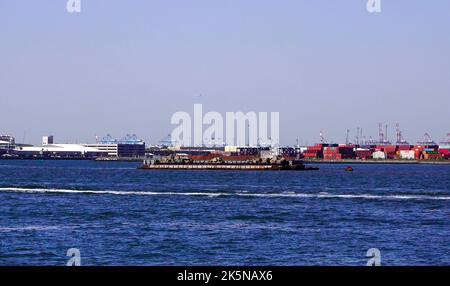 New York, Stati Uniti. 10/0702022 New York City, NY chiatte sul fiume Hudson a New York City, venerdì 7 ottobre 2022. Foto di Jennifer Graylock-Alamy News Foto Stock