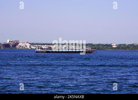 New York, Stati Uniti. 10/0702022 New York City, NY chiatte sul fiume Hudson a New York City, venerdì 7 ottobre 2022. Foto di Jennifer Graylock-Alamy News Foto Stock