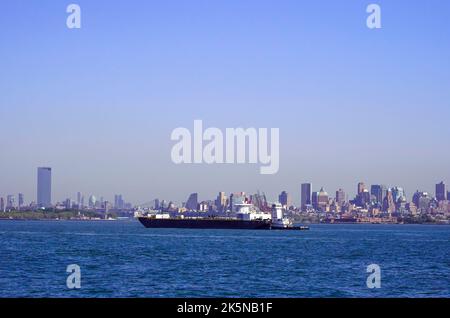 New York, Stati Uniti. 10/0702022 New York City, NY chiatte sul fiume Hudson a New York City, venerdì 7 ottobre 2022. Foto di Jennifer Graylock-Alamy News Foto Stock