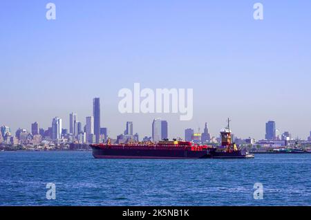 New York, Stati Uniti. 10/0702022 New York City, NY chiatte sul fiume Hudson a New York City, venerdì 7 ottobre 2022. Foto di Jennifer Graylock-Alamy News Foto Stock