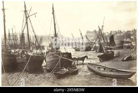 Francis Frith - navi a Scarborough Harbour, Inghilterra, Regno Unito. Foto Stock