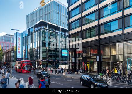 Soho Place Theatre e One Oxford Street, Charing Cross Road, Londra, Regno Unito Foto Stock