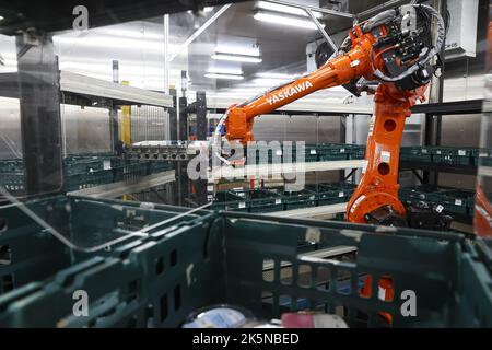 Kerry Logistics Network's media tour di Kerry TC Warehouse 1 a Tai WO Hau. 28SEP22 SCMP/Edmond SO Foto Stock