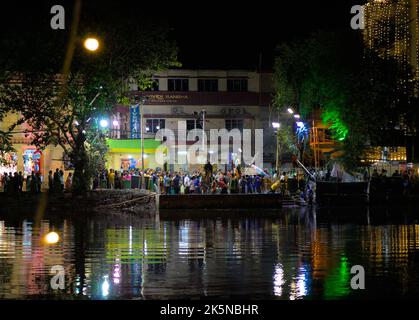 Ghat. Immersione Durga puja Vijayadashami, conosciuto anche come Dussehra, Dasara. Processione prima che le statue di argilla siano immerse nell'acqua per l'addio. Foto Stock