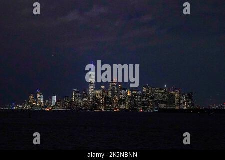 New York, Stati Uniti. 10/0702022 New York City, NY View of the Freedom Tower and Lower Manhattan on the Hudson River in New York City, Friday, October 7, 2022. Foto di Jennifer Graylock-Alamy News Foto Stock