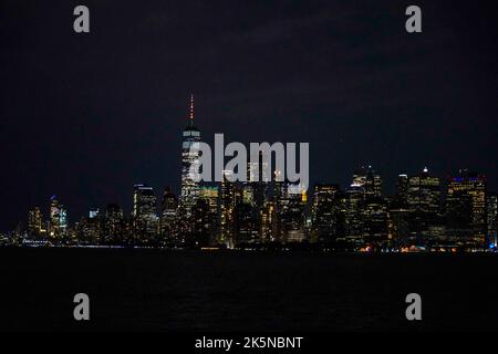 New York, Stati Uniti. 10/0702022 New York City, NY View of the Freedom Tower and Lower Manhattan on the Hudson River in New York City, Friday, October 7, 2022. Foto di Jennifer Graylock-Alamy News Foto Stock