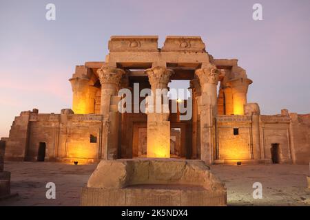 La facciata del tempio di Kom Ombo dopo il tramonto Foto Stock