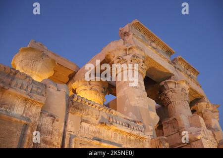 Facciata del tempio di Kom Ombo dopo il tramonto Foto Stock