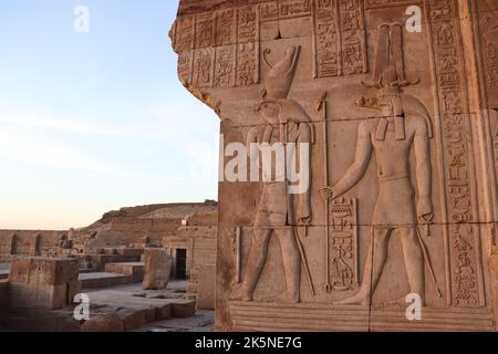 Figure faraoniche e geroglifici scolpiti alle pareti del tempio di Kom Ombo Foto Stock