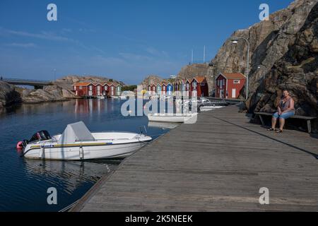 10 settembre 2021 - Smogen, Svezia: Le tradizionali barche della costa occidentale svedese attraggono turisti in questa regione dell'arcipelago Foto Stock