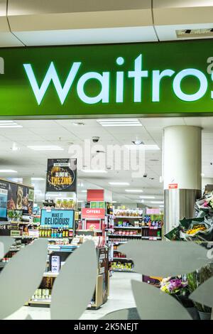 Epsom Surrey UK, ottobre 09 2022, Waitrose John Lewis Supermarket High Street Retailer Foto Stock