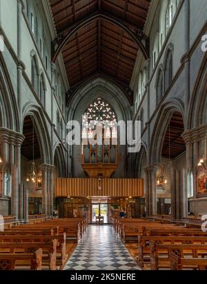 Kilkenny, Irlanda - 17 agosto, 2022: Vista sulla navata centrale della Cattedrale di Santa Maria a Kilkenny con l'organo della chiesa sopra l'ingresso Foto Stock