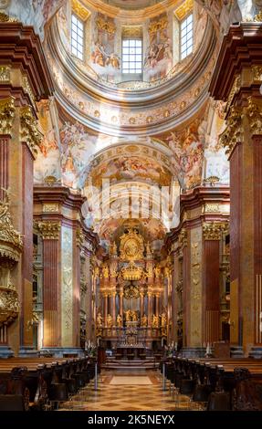 Melk, Auistria - 22 settembre, 2022: Vista verticale della chiesa ostentata e ornata dell'Abbazia di Melk Foto Stock