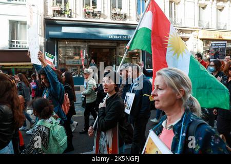 Manifestazione a seguito dei movimenti di protesta che attualmente scuotono l'Iran dopo la morte di Masha Amini il 16 settembre 2022, a seguito del suo arresto per mancato rispetto del rigoroso codice di abbigliamento imposto alle donne dalla Repubblica islamica, costringendo le donne in particolare a indossare il velo , il 9 ottobre, 2022 a Parigi. Foto di Christophe Michel / ABACAPRESS.COM Foto Stock