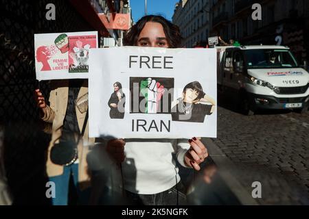 Manifestazione a seguito dei movimenti di protesta che attualmente scuotono l'Iran dopo la morte di Masha Amini il 16 settembre 2022, a seguito del suo arresto per mancato rispetto del rigoroso codice di abbigliamento imposto alle donne dalla Repubblica islamica, costringendo le donne in particolare a indossare il velo , il 9 ottobre, 2022 a Parigi. Foto di Christophe Michel / ABACAPRESS.COM Foto Stock