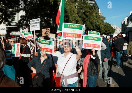 Manifestazione a seguito dei movimenti di protesta che attualmente scuotono l'Iran dopo la morte di Masha Amini il 16 settembre 2022, a seguito del suo arresto per mancato rispetto del rigoroso codice di abbigliamento imposto alle donne dalla Repubblica islamica, costringendo le donne in particolare a indossare il velo , il 9 ottobre, 2022 a Parigi. Foto di Christophe Michel / ABACAPRESS.COM Foto Stock