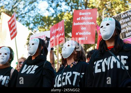 Manifestazione a seguito dei movimenti di protesta che attualmente scuotono l'Iran dopo la morte di Masha Amini il 16 settembre 2022, a seguito del suo arresto per mancato rispetto del rigoroso codice di abbigliamento imposto alle donne dalla Repubblica islamica, costringendo le donne in particolare a indossare il velo , il 9 ottobre, 2022 a Parigi. Foto di Christophe Michel / ABACAPRESS.COM Foto Stock