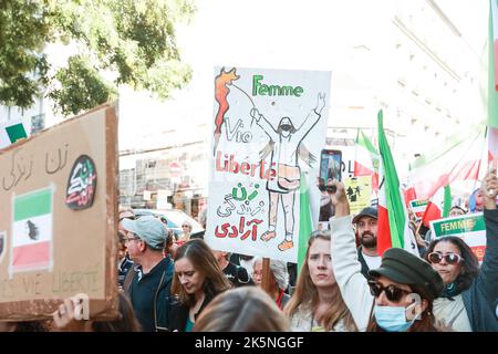 Manifestazione a seguito dei movimenti di protesta che attualmente scuotono l'Iran dopo la morte di Masha Amini il 16 settembre 2022, a seguito del suo arresto per mancato rispetto del rigoroso codice di abbigliamento imposto alle donne dalla Repubblica islamica, costringendo le donne in particolare a indossare il velo , il 9 ottobre, 2022 a Parigi. Foto di Christophe Michel / ABACAPRESS.COM Foto Stock