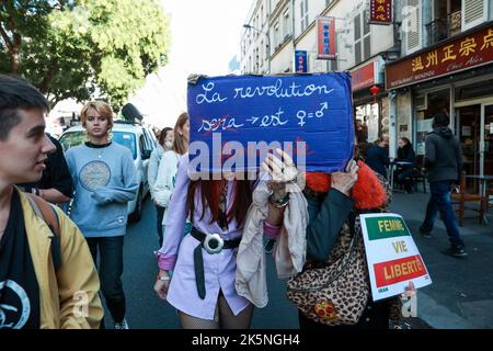 Manifestazione a seguito dei movimenti di protesta che attualmente scuotono l'Iran dopo la morte di Masha Amini il 16 settembre 2022, a seguito del suo arresto per mancato rispetto del rigoroso codice di abbigliamento imposto alle donne dalla Repubblica islamica, costringendo le donne in particolare a indossare il velo , il 9 ottobre, 2022 a Parigi. Foto di Christophe Michel / ABACAPRESS.COM Foto Stock