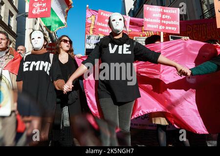 Manifestazione a seguito dei movimenti di protesta che attualmente scuotono l'Iran dopo la morte di Masha Amini il 16 settembre 2022, a seguito del suo arresto per mancato rispetto del rigoroso codice di abbigliamento imposto alle donne dalla Repubblica islamica, costringendo le donne in particolare a indossare il velo , il 9 ottobre, 2022 a Parigi. Foto di Christophe Michel / ABACAPRESS.COM Foto Stock