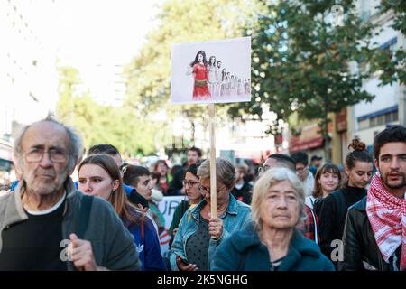 Manifestazione a seguito dei movimenti di protesta che attualmente scuotono l'Iran dopo la morte di Masha Amini il 16 settembre 2022, a seguito del suo arresto per mancato rispetto del rigoroso codice di abbigliamento imposto alle donne dalla Repubblica islamica, costringendo le donne in particolare a indossare il velo , il 9 ottobre, 2022 a Parigi. Foto di Christophe Michel / ABACAPRESS.COM Foto Stock