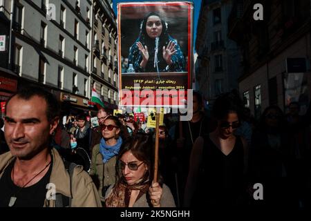 Manifestazione a seguito dei movimenti di protesta che attualmente scuotono l'Iran dopo la morte di Masha Amini il 16 settembre 2022, a seguito del suo arresto per mancato rispetto del rigoroso codice di abbigliamento imposto alle donne dalla Repubblica islamica, costringendo le donne in particolare a indossare il velo , il 9 ottobre, 2022 a Parigi. Foto di Christophe Michel / ABACAPRESS.COM Foto Stock