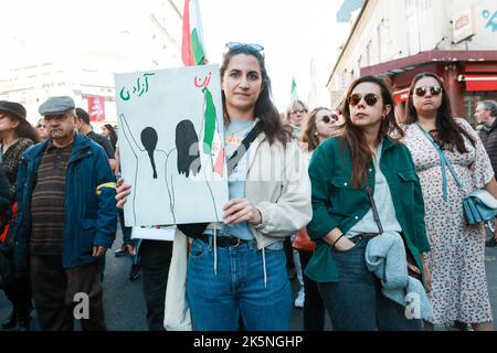 Manifestazione a seguito dei movimenti di protesta che attualmente scuotono l'Iran dopo la morte di Masha Amini il 16 settembre 2022, a seguito del suo arresto per mancato rispetto del rigoroso codice di abbigliamento imposto alle donne dalla Repubblica islamica, costringendo le donne in particolare a indossare il velo , il 9 ottobre, 2022 a Parigi. Foto di Christophe Michel / ABACAPRESS.COM Foto Stock