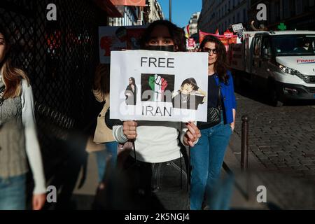 Manifestazione a seguito dei movimenti di protesta che attualmente scuotono l'Iran dopo la morte di Masha Amini il 16 settembre 2022, a seguito del suo arresto per mancato rispetto del rigoroso codice di abbigliamento imposto alle donne dalla Repubblica islamica, costringendo le donne in particolare a indossare il velo , il 9 ottobre, 2022 a Parigi. Foto di Christophe Michel / ABACAPRESS.COM Foto Stock