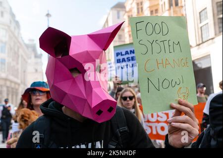 Londra, Regno Unito. 8 ottobre 2022. La ribellione degli animali marcia per chiedere una transizione al sistema alimentare basato sulle piante Foto Stock