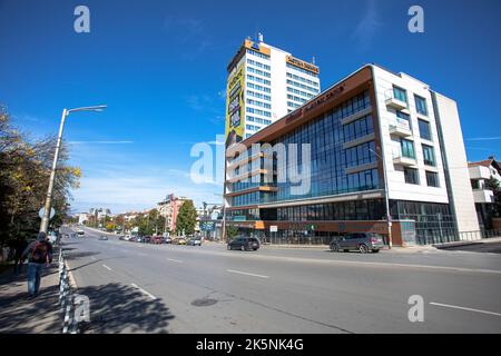 Sofia, Bulgaria - Ottobre 09: Vista su Hemus Hotel da Cherni Vrah Boulevard, l'hotel è stato costruito nel 60s del ventesimo secolo. Sofia, ottobre Foto Stock