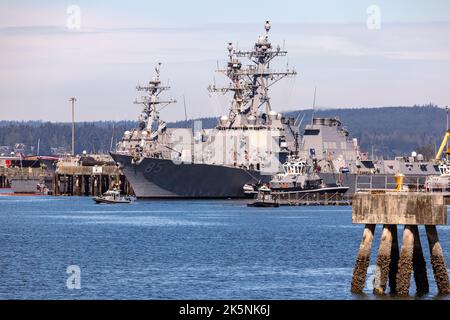 Everett, Washington. USA - 08-29-2022: Navy Destroyer la USS McCampbell lascia la base navale di Everett Foto Stock