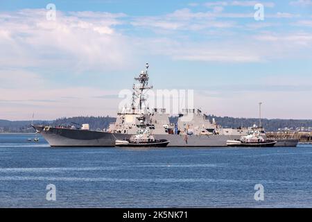 Everett, Washington. USA - 08-29-2022: Navy Destroyer la USS McCampbell lascia la base navale di Everett Foto Stock