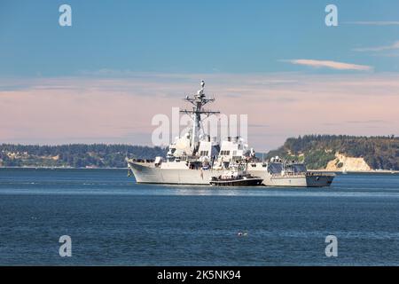 Everett, Washington. USA - 08-29-2022: Navy Destroyer la USS McCampbell lascia la base navale di Everett Foto Stock