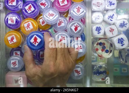 Piastrelle Mahjong a Biu Kee Mah-Jong in Giordania. Il vecchio negozio di piastrelle mahjong è costretto a chiudere alla fine di ottobre come è sfrattato dal Dipartimento edifici. 06OCT22 SCMP/Edmond SO Foto Stock