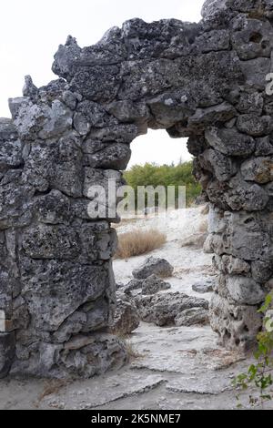 Formazione di Pobiti Kamani in Bulgaria, fenomeno roccioso simile al deserto situato nella provincia nord-occidentale di Varna Foto Stock