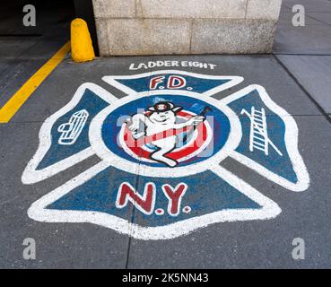 New York City, Stati Uniti d'America - 18 settembre 2022. Disegno sul marciapiede di fronte al quartier generale dei Ghostbusters Foto Stock