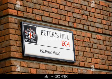 LONDRA - 21 maggio 2022: Cartello stradale Peter's Hill EC4 sul lato dell'edificio in mattoni rossi Foto Stock