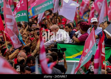 Belo Horizonte, Brasile. 09th Ott 2022. L'ex presidente Luís Inacio Lula da Silva (M) partecipa a un rally di campagna. Dopo la stretta vittoria dell'ex capo di stato di sinistra del Brasile Luiz Inácio Lula da Silva nel primo turno delle elezioni presidenziali, ci sarà un runoff tra lui e Bolsonaro in carica il 30 ottobre 2022. Credit: Rodney Costa/-/dpa/Alamy Live News Foto Stock