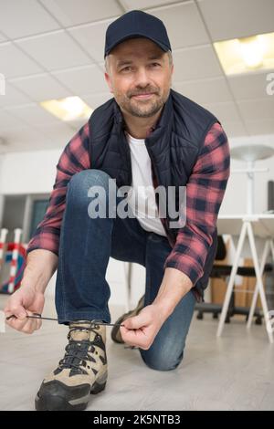uomo alla moda che fa scarpe marrone con lacci Foto Stock